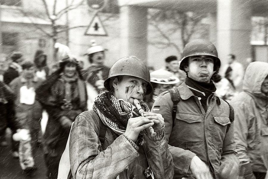 TA_1991_12_01 Manfred Wegener flötende Frau mit Helm